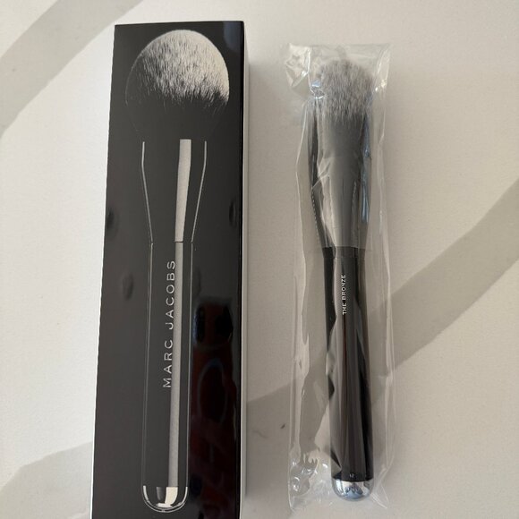 Marc Jacobs The Bronze 12 Bronzer Brush w/ Original Box - Picture 6 of 6
